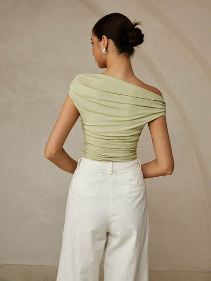 T‑shirt sans manches à col asymétrique