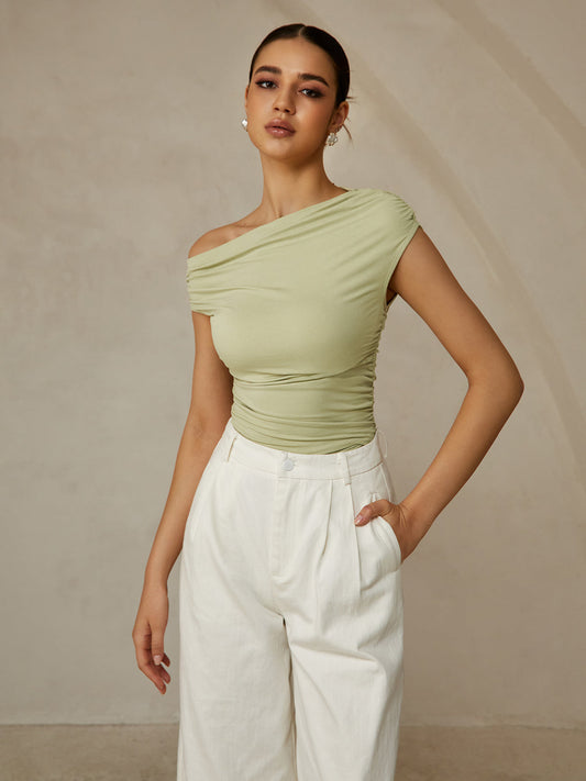 T‑shirt sans manches à col asymétrique