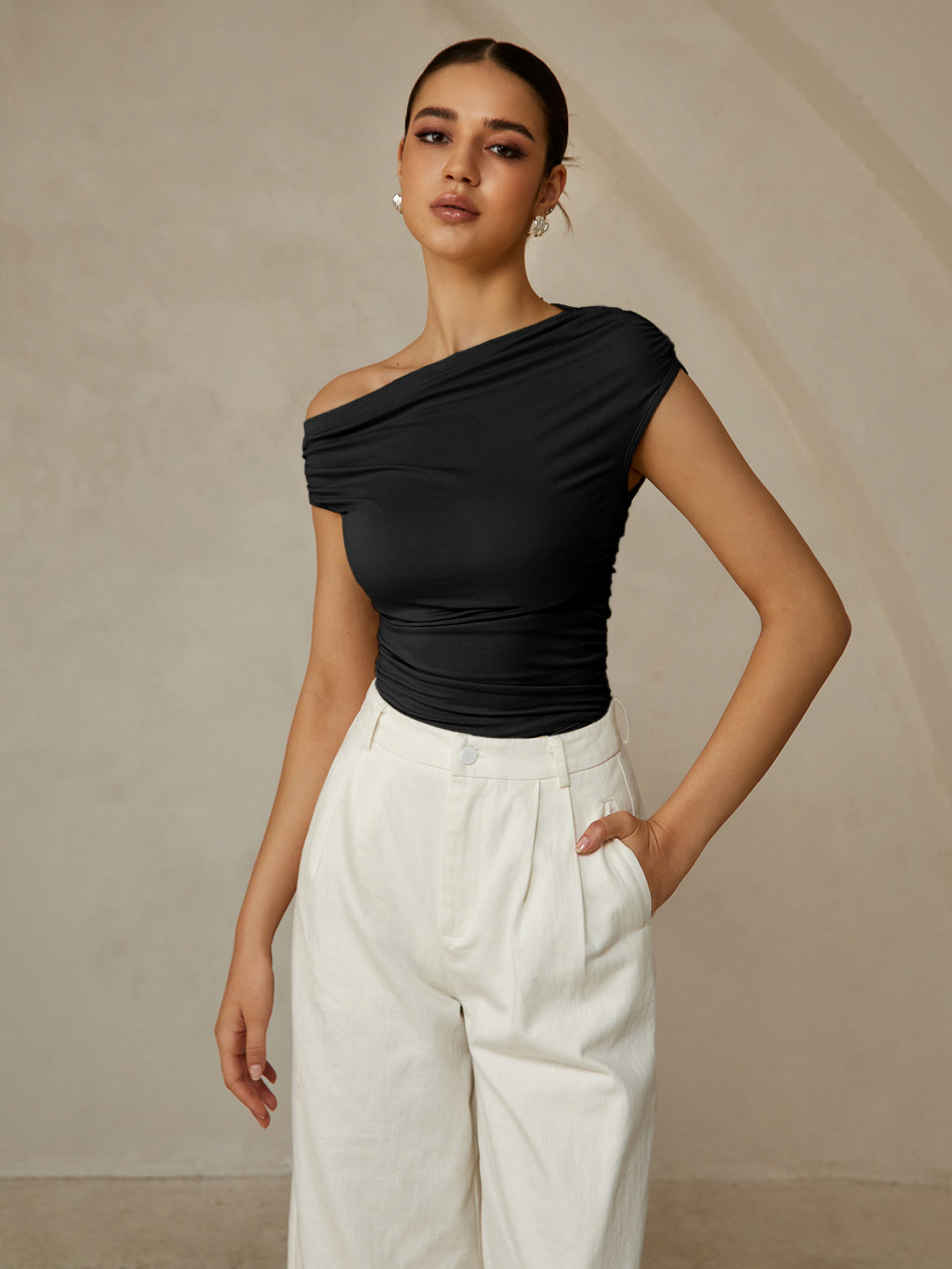 T‑shirt sans manches à col asymétrique