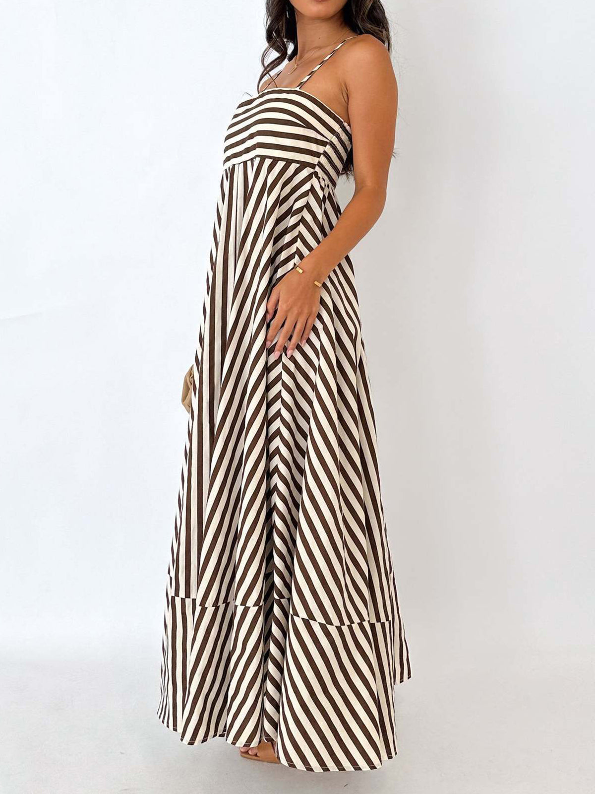 Robe longue à bretelles plissées rayées