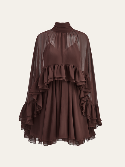 Robe à volants en mousseline semi-transparente avec cape extérieure