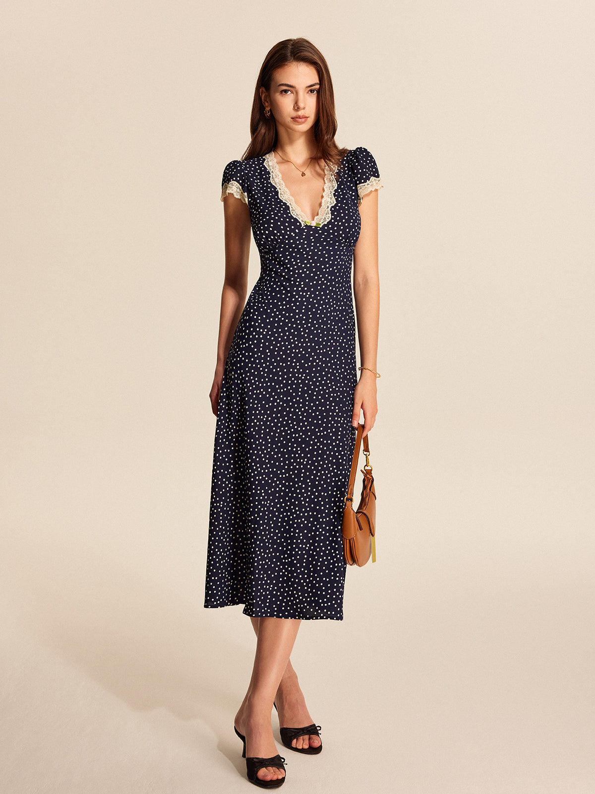 Robe à pois et bordure en dentelle