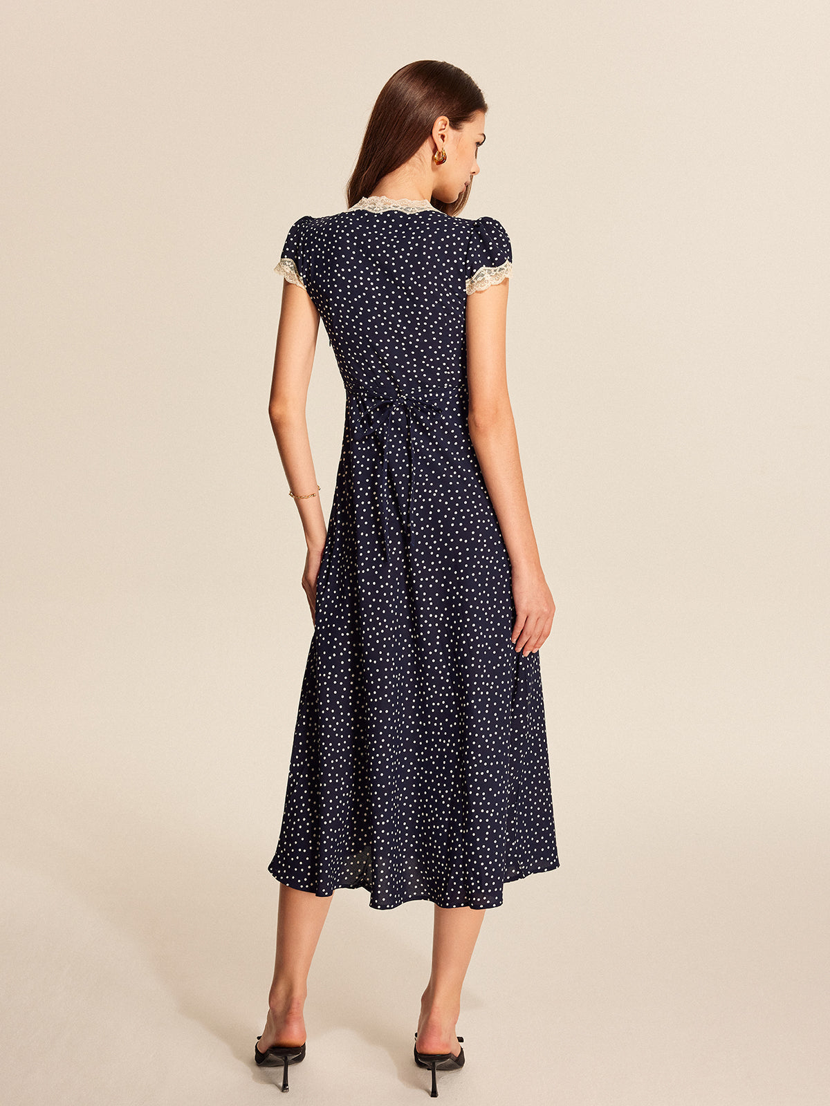 Robe à pois et bordure en dentelle