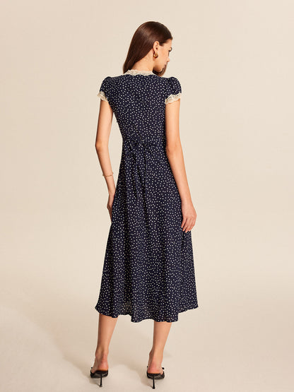 Robe à pois et bordure en dentelle