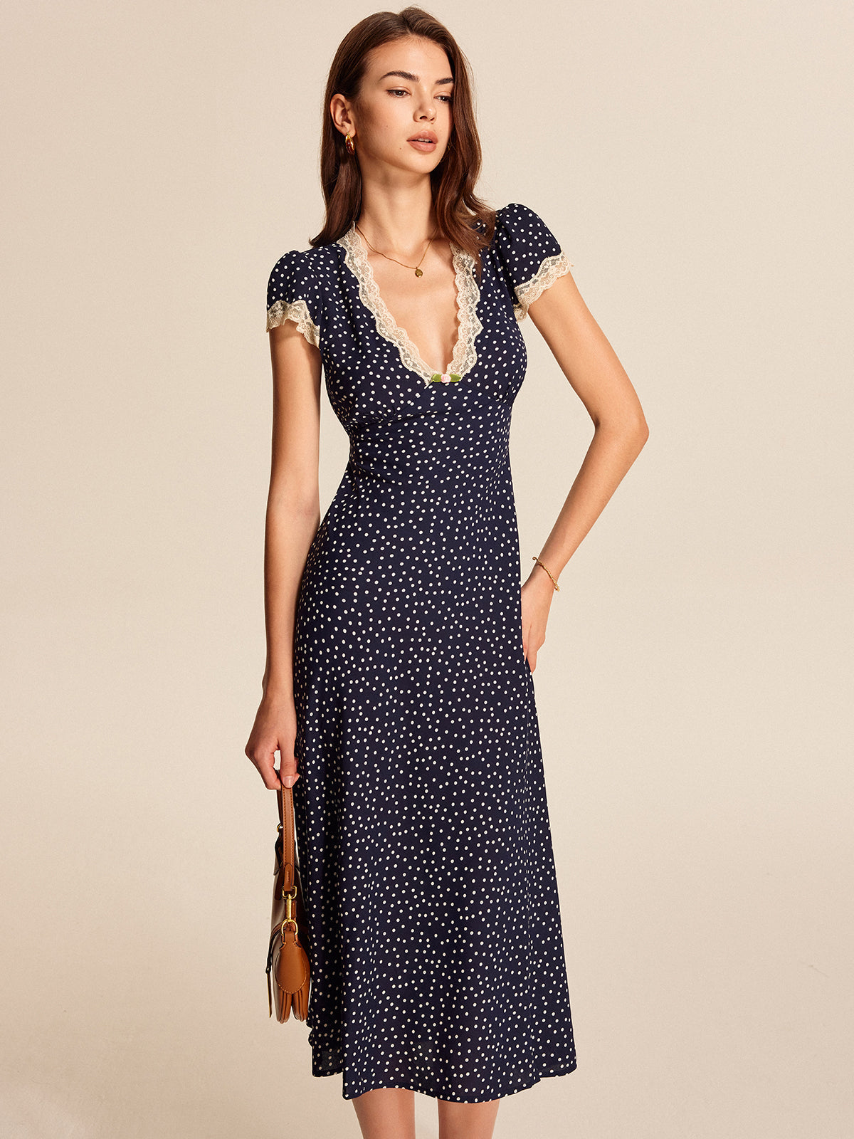 Robe à pois et bordure en dentelle