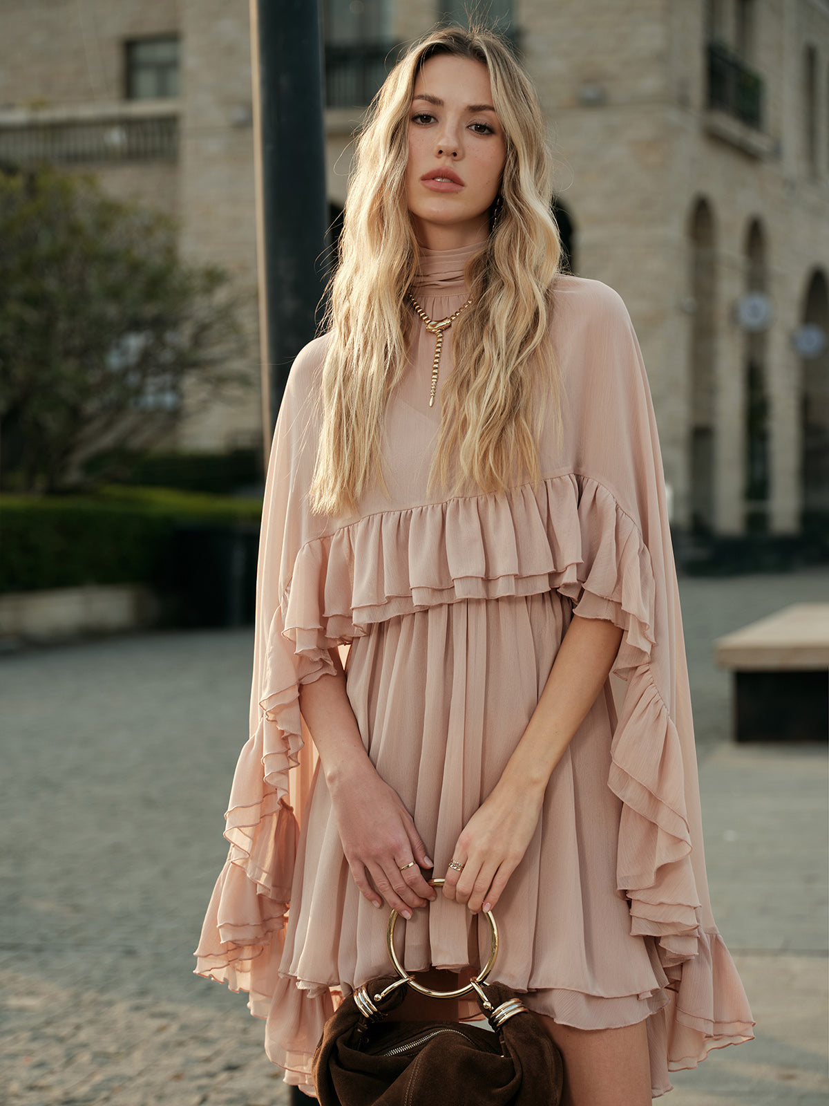 Robe à volants en mousseline semi-transparente avec cape extérieure