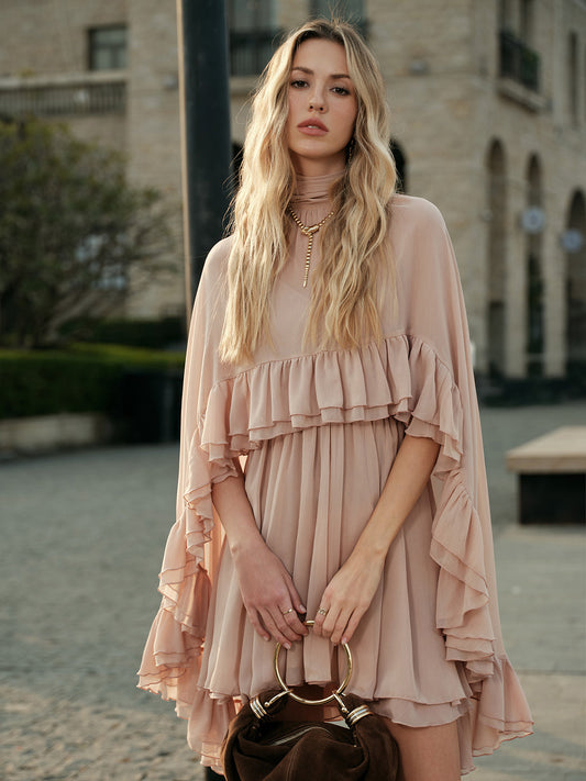 Robe à volants en mousseline semi-transparente avec cape extérieure
