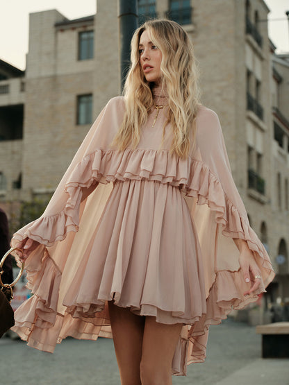 Robe à volants en mousseline semi-transparente avec cape extérieure