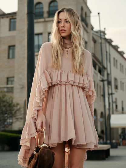 Robe à volants en mousseline semi-transparente avec cape extérieure