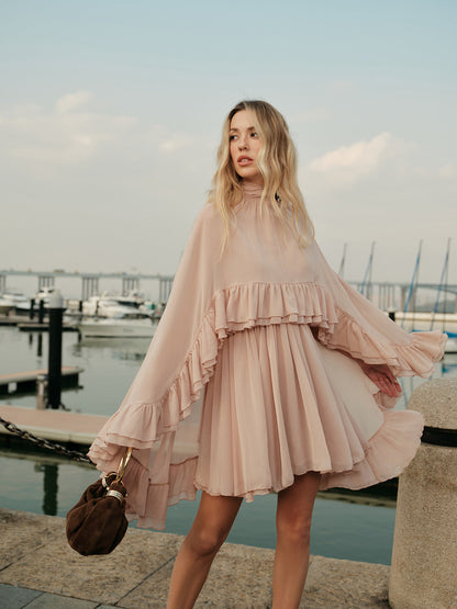 Robe à volants en mousseline semi-transparente avec cape extérieure