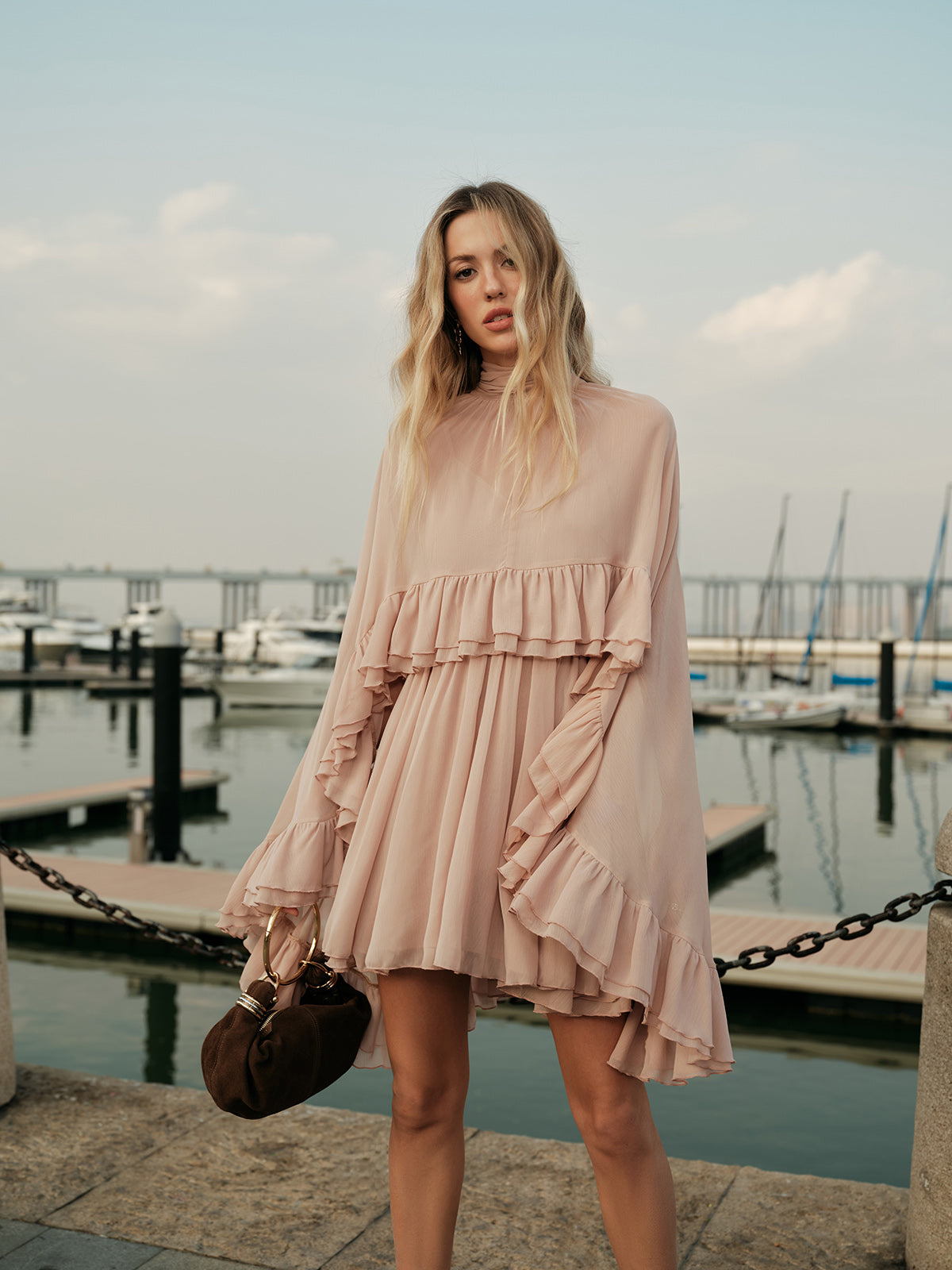 Robe à volants en mousseline semi-transparente avec cape extérieure