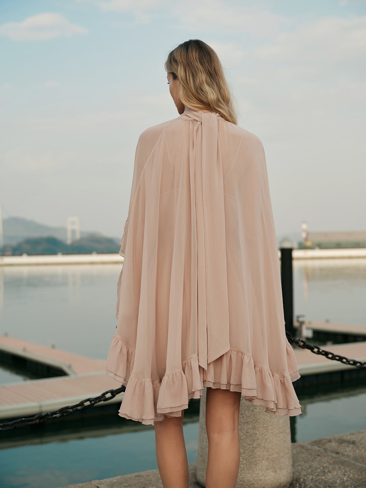 Robe à volants en mousseline semi-transparente avec cape extérieure