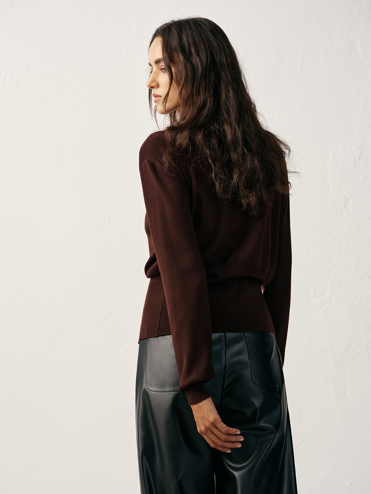 Pull en mélange de laine à col V avec détails métallisés