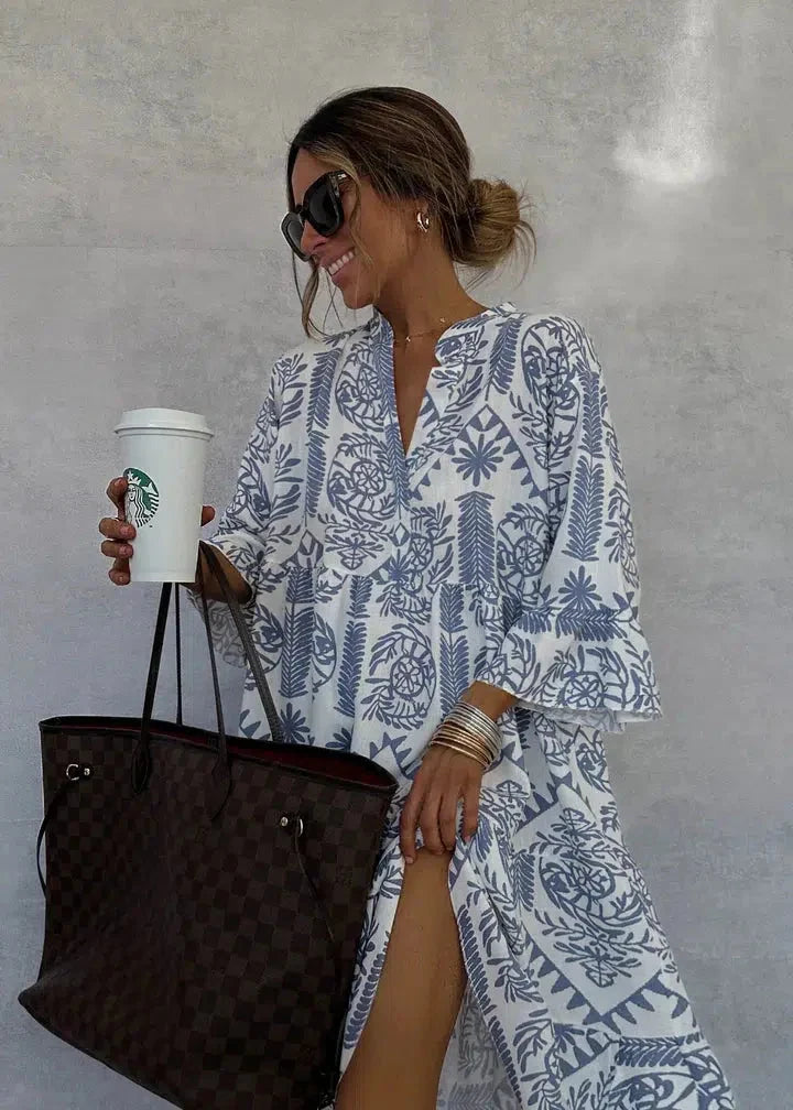 Mini‑robe bleue, col V, manches trois‑quarts