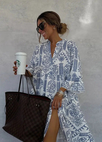 Mini‑robe bleue, col V, manches trois‑quarts
