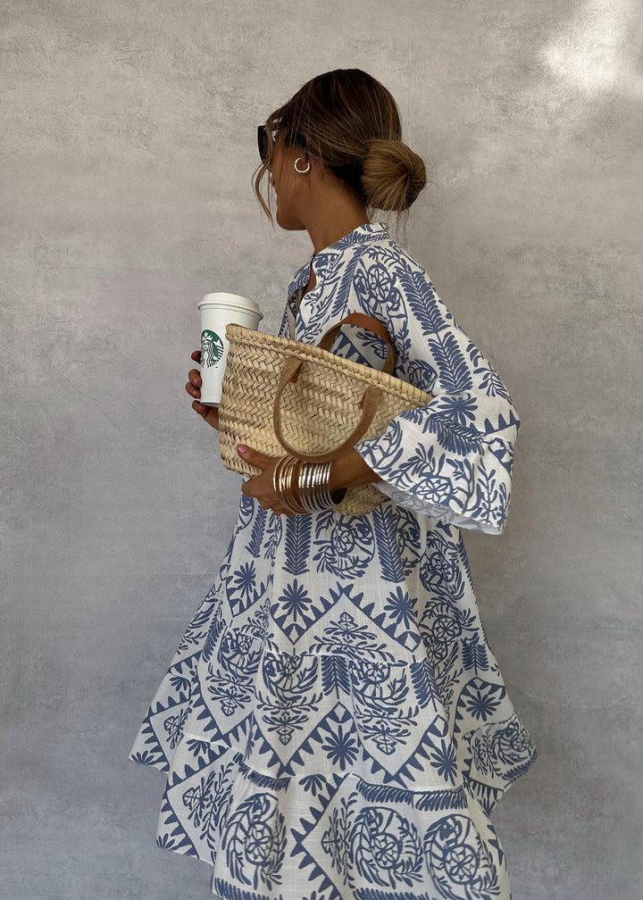 Mini‑robe bleue, col V, manches trois‑quarts