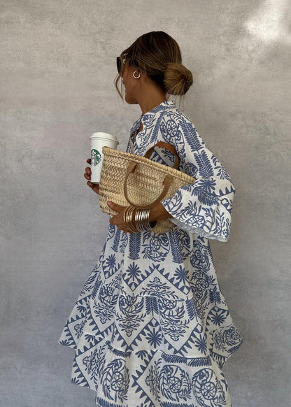Mini‑robe bleue, col V, manches trois‑quarts
