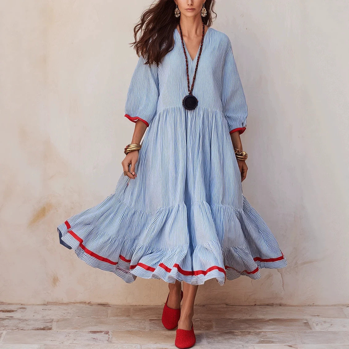 Robe longue à rayures étagée en mélange de lin et liseré rouge