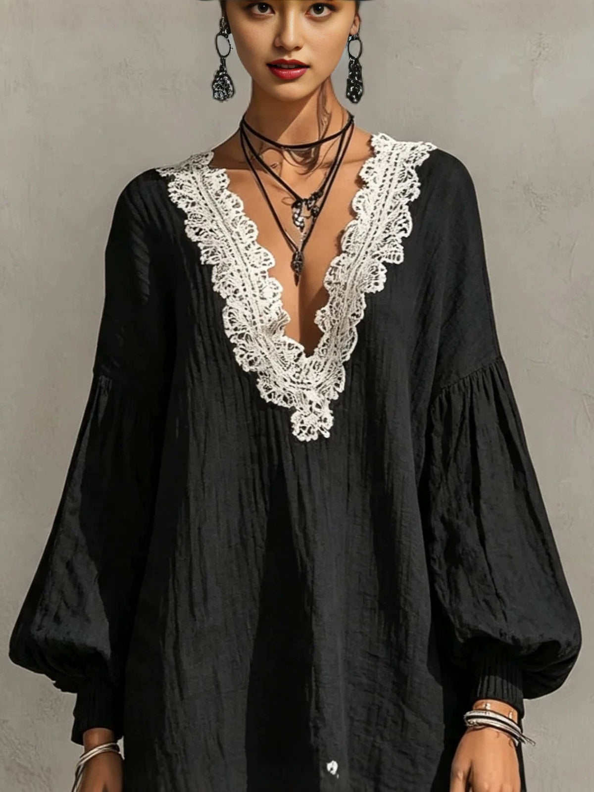 Mini-robe tunique froissée noire à bords en dentelle contrastante