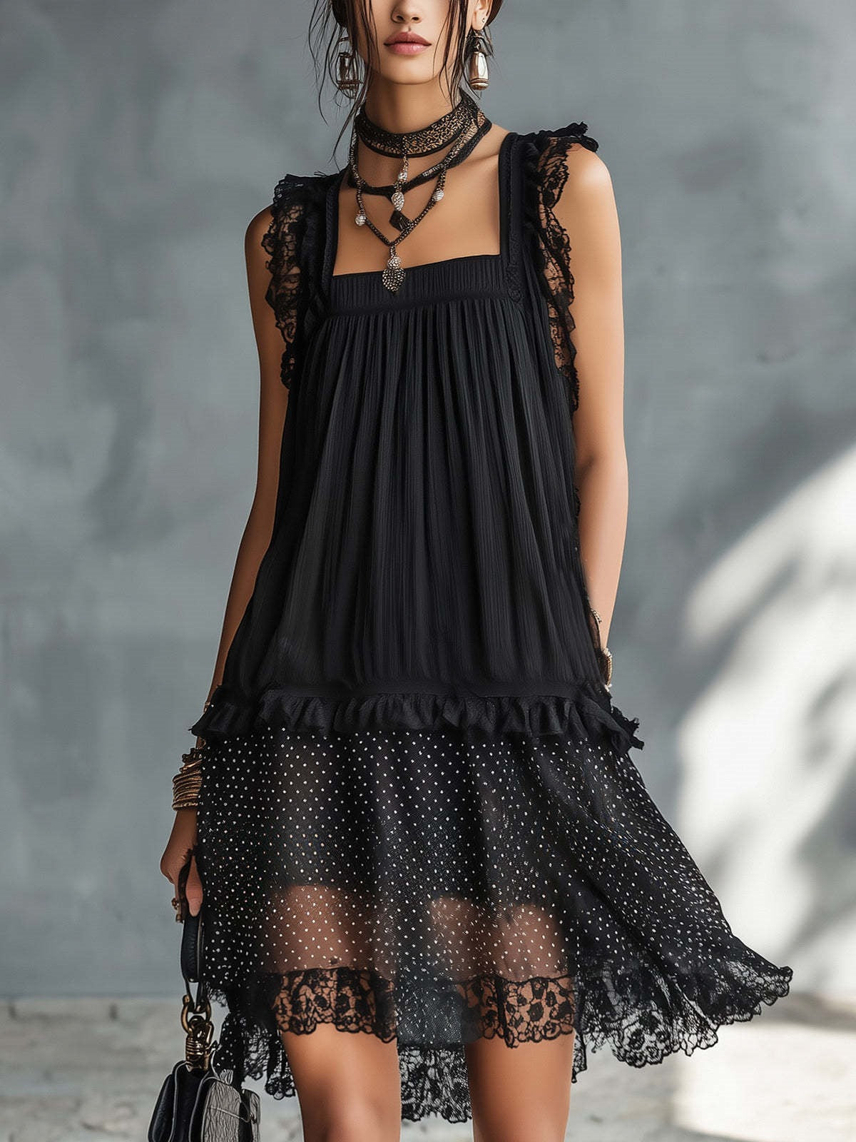 Robe mi-longue en mousseline étagée à pois et dentelle noire