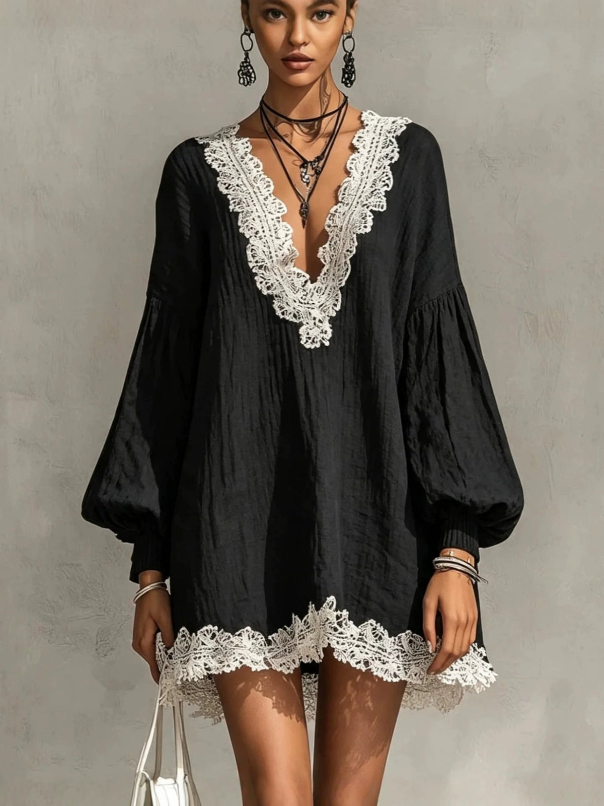 Mini-robe tunique froissée noire à bords en dentelle contrastante