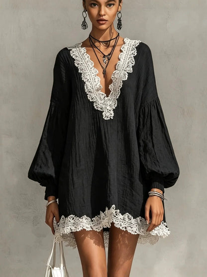 Mini-robe tunique froissée noire à bords en dentelle contrastante