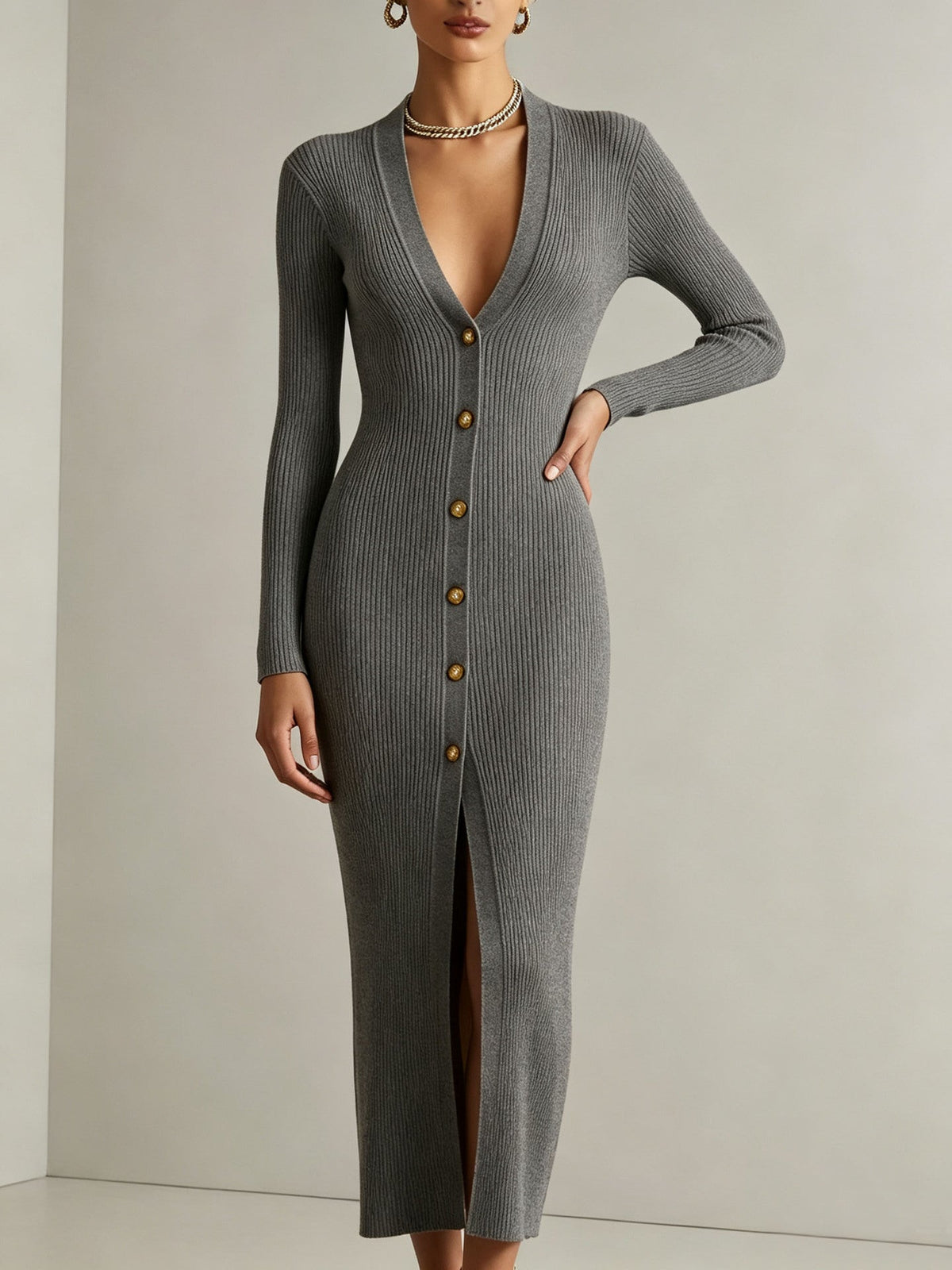 Robe mi-longue côtelée en maille fendue à col en V et boutonnée sur le devant
