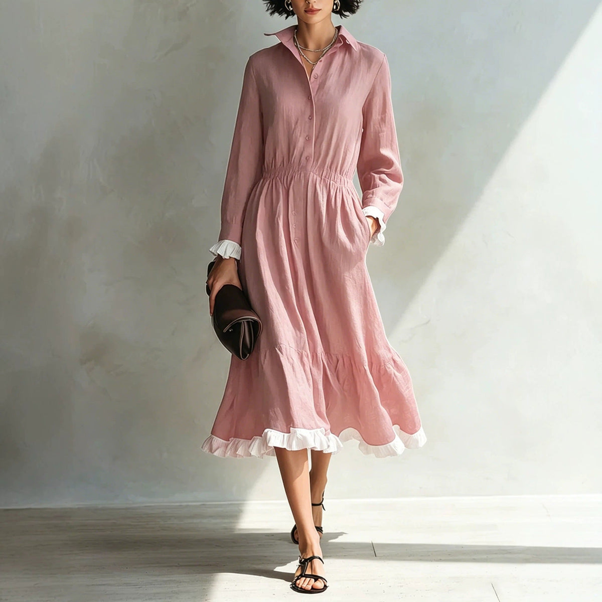 Robe chemise boutonnée avec volant blanc