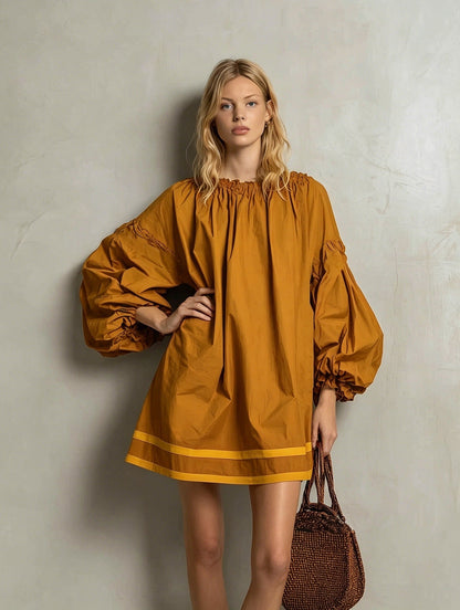 Robe courte en popeline à manches ballon, col à volants et liseré contrastant