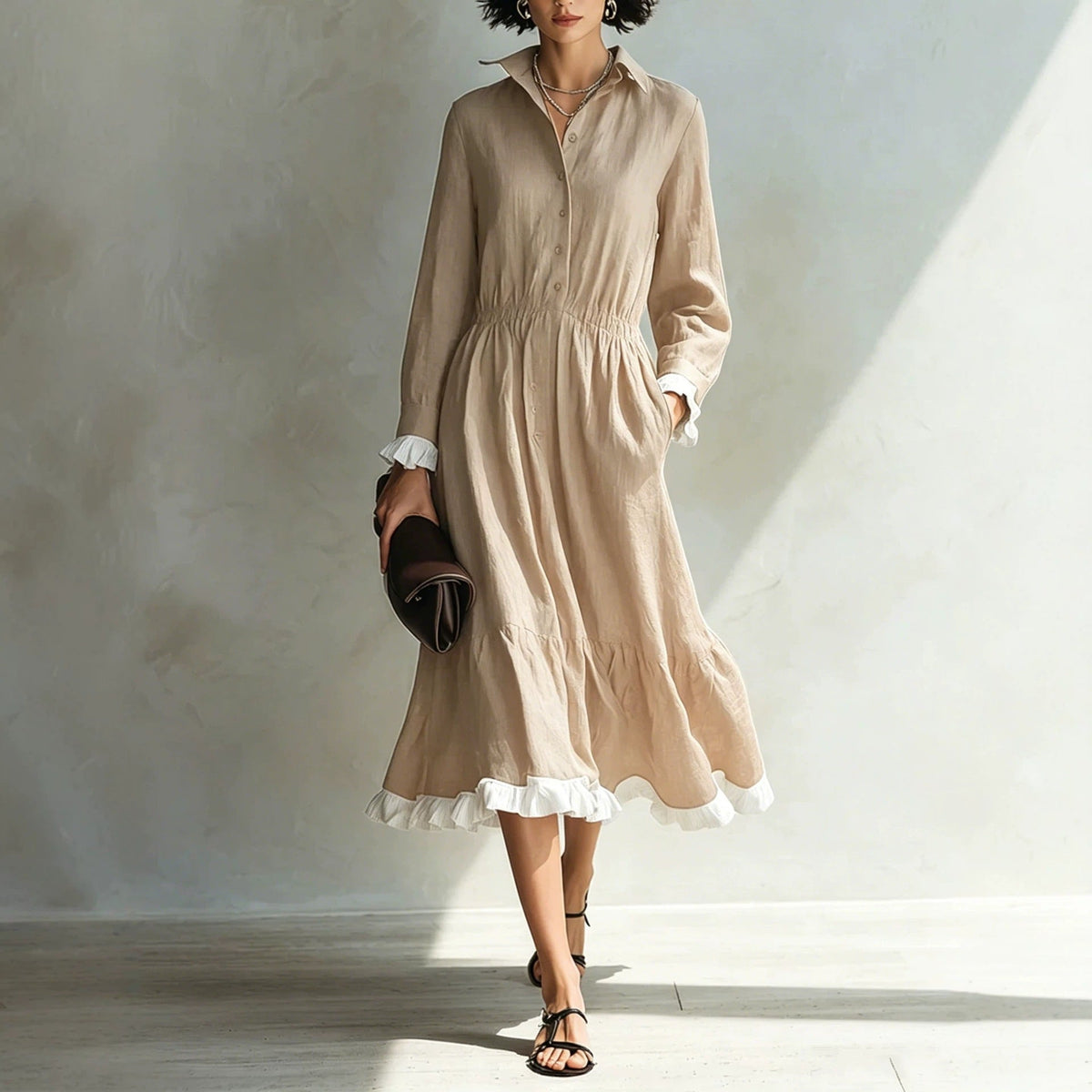 Robe chemise boutonnée avec volant blanc