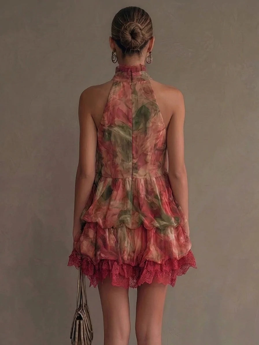 Mini-robe romantique fleurie à volants et encolure dos nu, ornée de dentelle