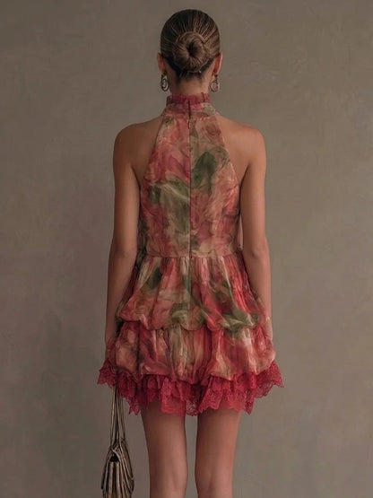 Mini-robe romantique fleurie à volants et encolure dos nu, ornée de dentelle