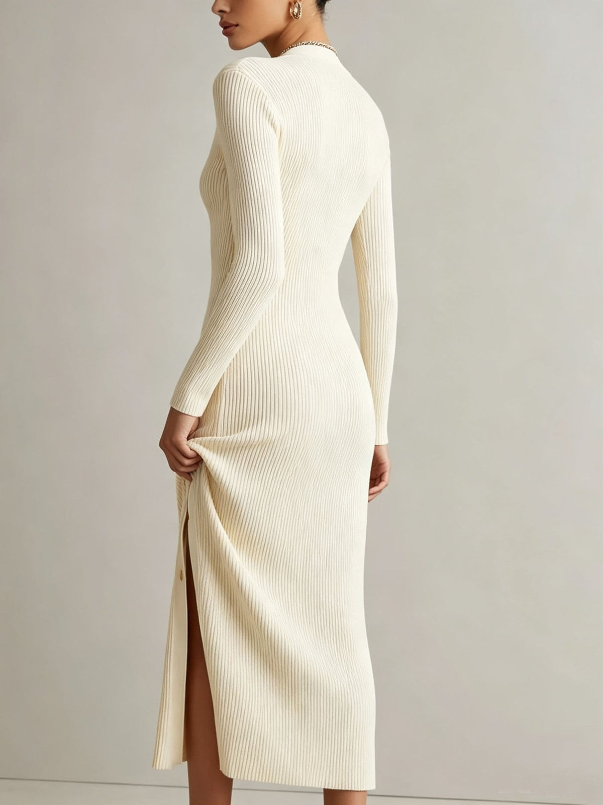 Robe mi-longue côtelée en maille fendue à col en V et boutonnée sur le devant