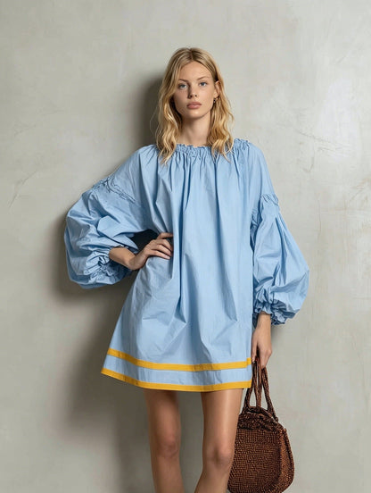 Robe courte en popeline à manches ballon, col à volants et liseré contrastant