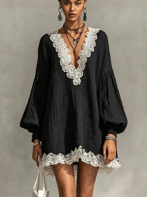 Mini-robe tunique froissée noire à bords en dentelle contrastante