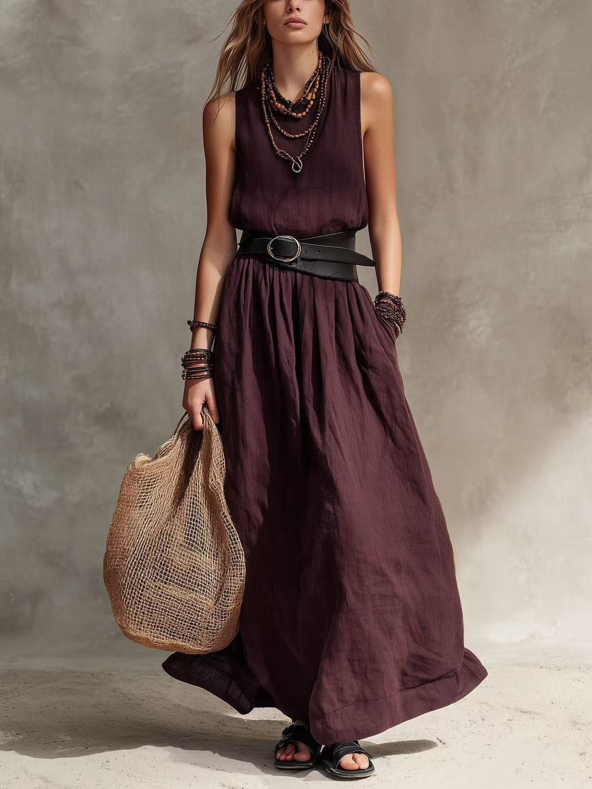 Robe longue sans manches à col montant et ceinture