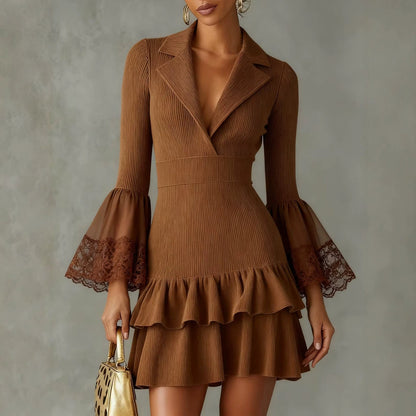 Robe Courte en Maille Côtelée Col Blazer avec Manches Évasées en Dentelle