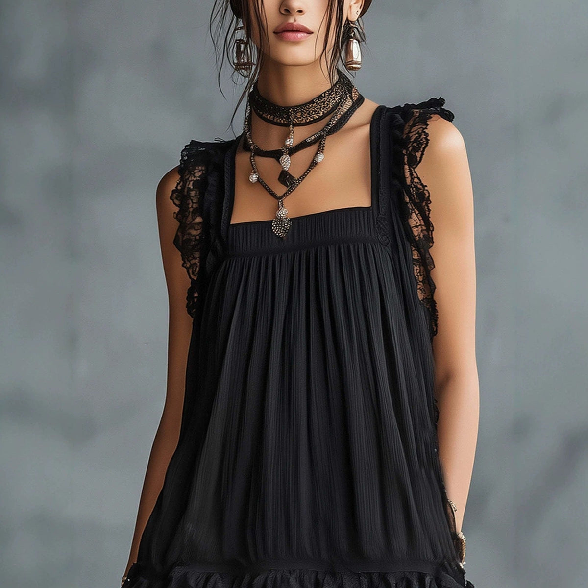 Robe mi-longue en mousseline étagée à pois et dentelle noire