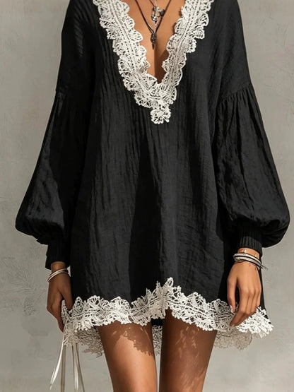 Mini-robe tunique froissée noire à bords en dentelle contrastante