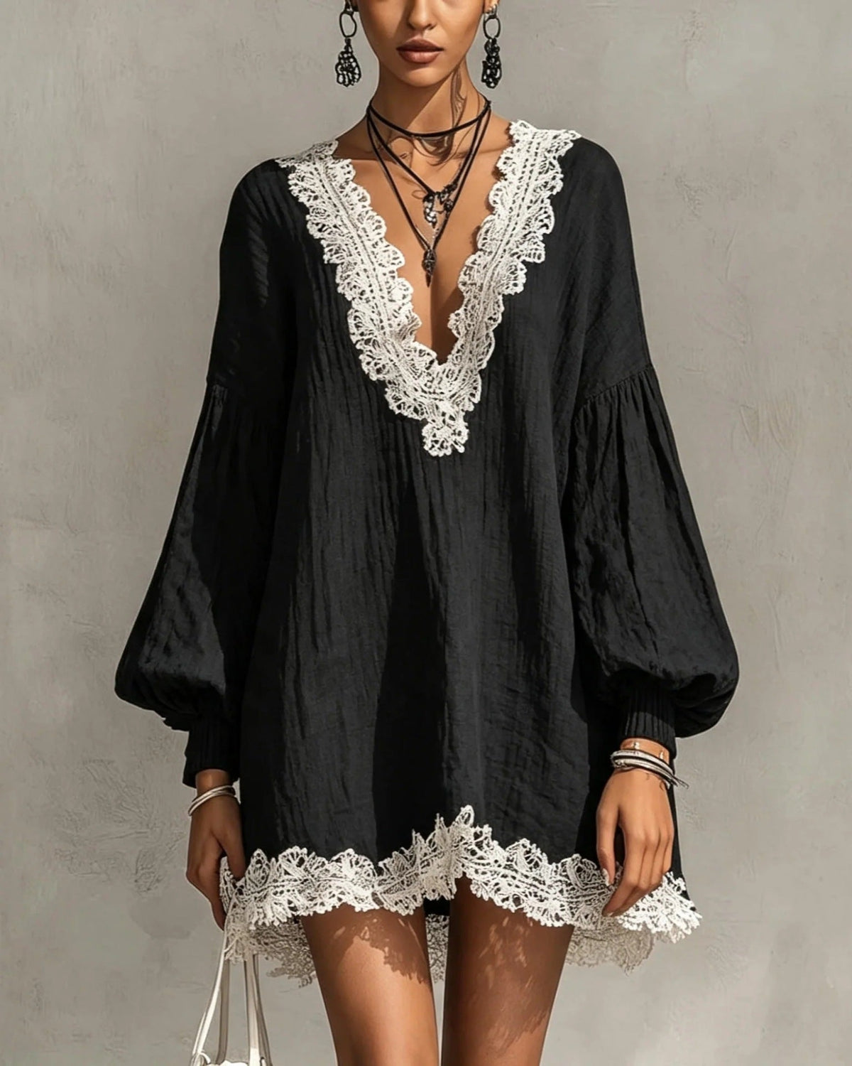 Mini-robe tunique froissée noire à bords en dentelle contrastante
