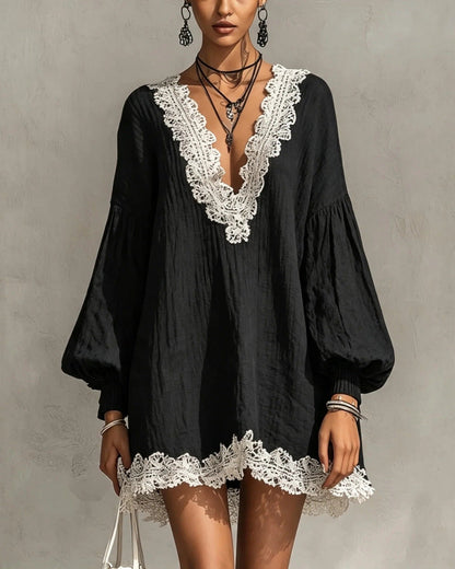 Mini-robe tunique froissée noire à bords en dentelle contrastante
