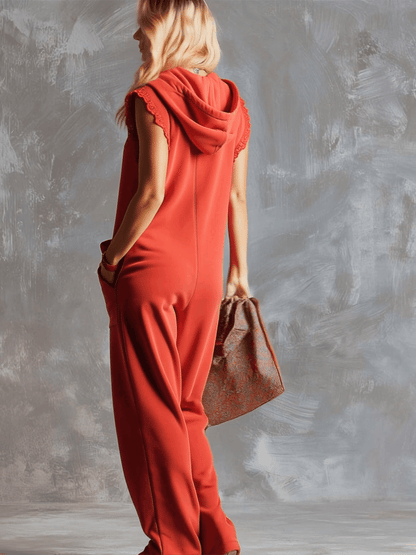 Combinaison‑pantalon en coton rouge framboise, à col V à capuche, fermeture à glissière sur le devant, style sportif et mode rétro