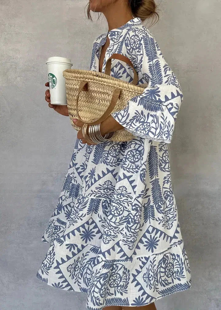 Mini‑robe bleue, col V, manches trois‑quarts