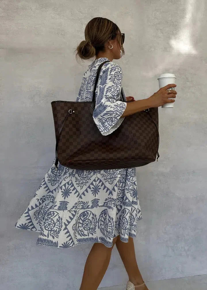 Mini‑robe bleue, col V, manches trois‑quarts