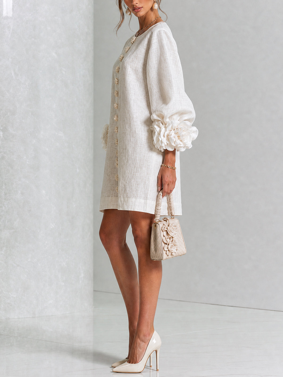 Robe Mini Boutonnée Blanche à Motifs Floraux avec Poignets Floraux Sculpturaux