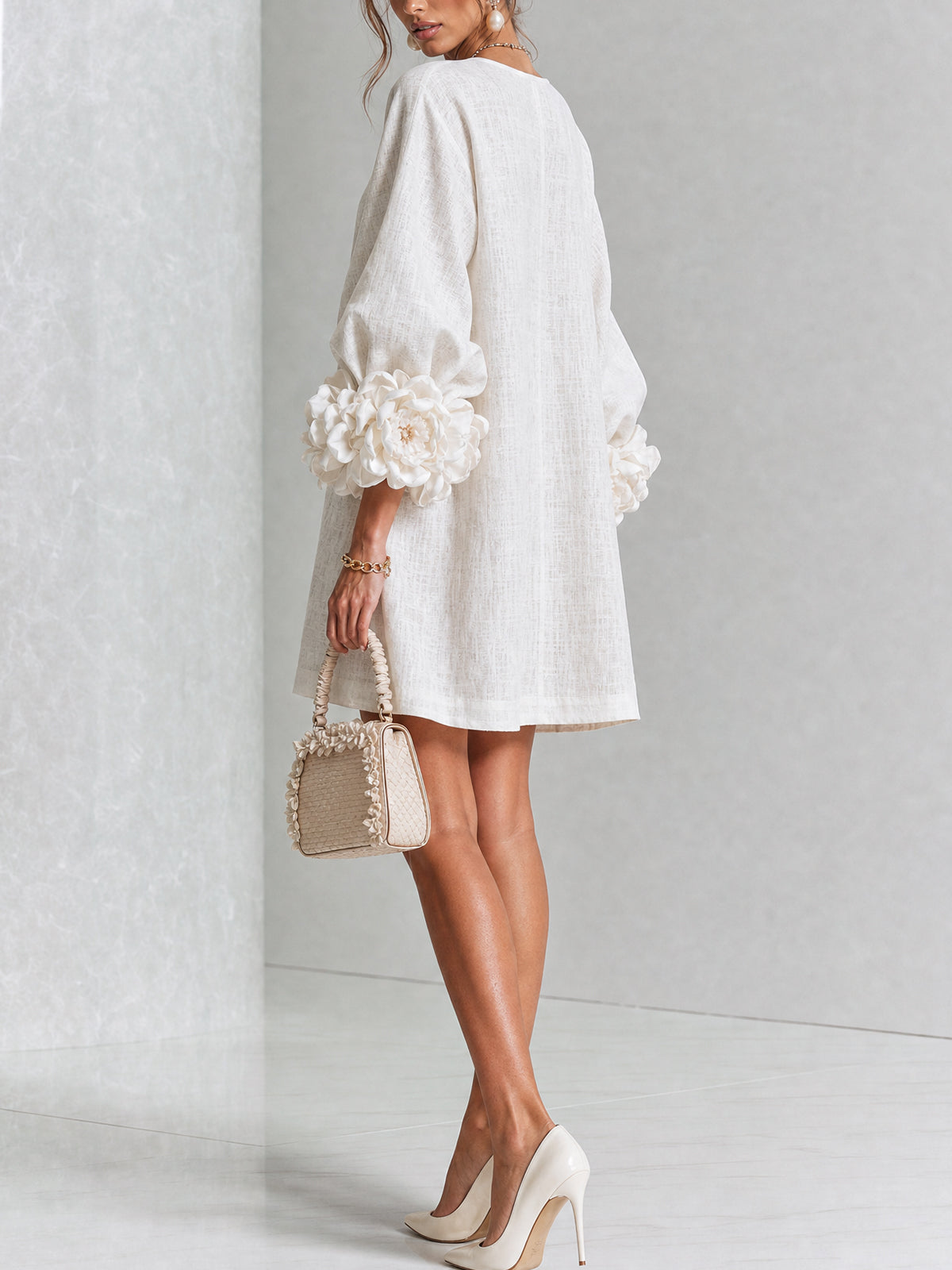 Robe Mini Boutonnée Blanche à Motifs Floraux avec Poignets Floraux Sculpturaux
