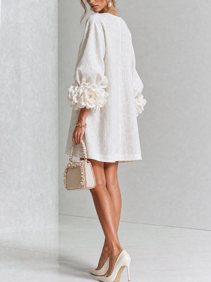 Robe Mini Boutonnée Blanche à Motifs Floraux avec Poignets Floraux Sculpturaux