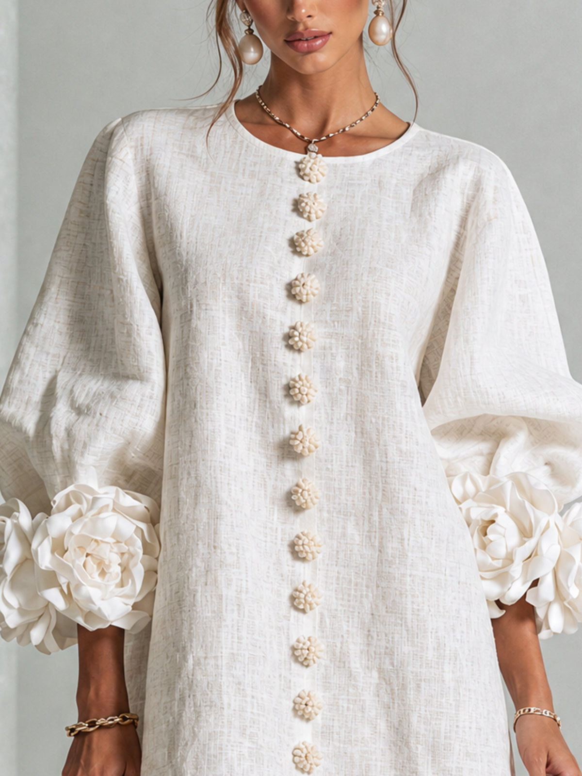 Robe Mini Boutonnée Blanche à Motifs Floraux avec Poignets Floraux Sculpturaux