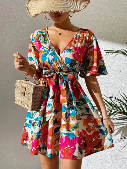 Mini‑robe imprimée manches courtes, décolleté croisé