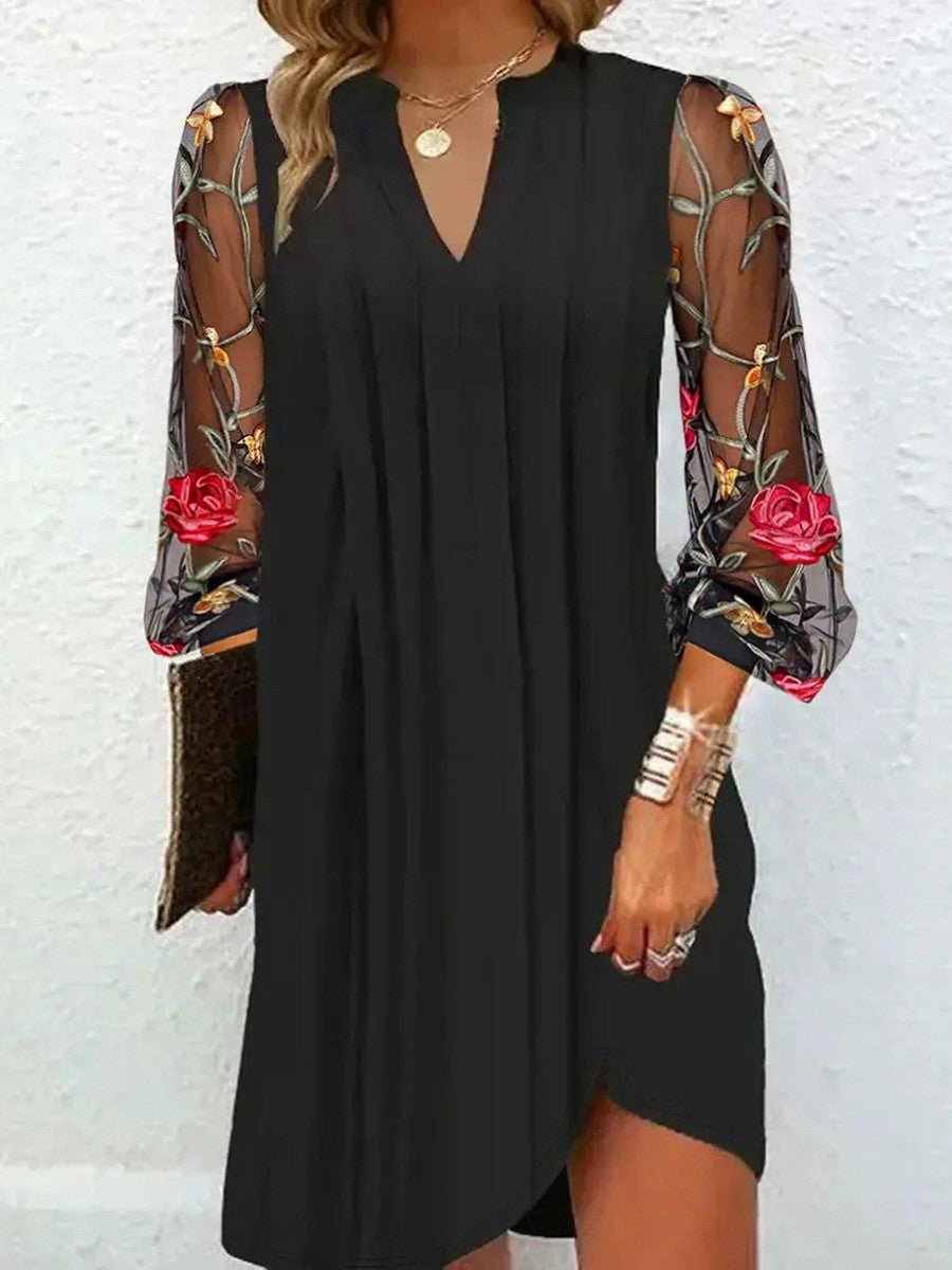 Robe mini élégante à col V et manches transparentes